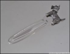 A large silver bookmark in the form of a dog 7Lcm 11.