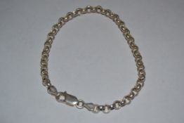 A 925 silver chain link silver bracelet with lobster claw clasp. Marked 925. Weight 8.5g.
