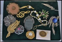 12 x pieces of costume jewellery, 12 x brooches and 1 x necklace.