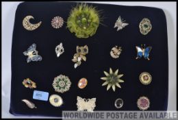 Tray of 20 white metal and costume jewellery brooches