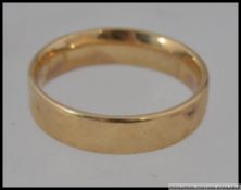 A gentlemans 9ct gold band ring, weight 2g / Size x.