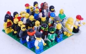 LEGO: A collection of 30x Lego minifigs / minifigures to include vintage, Lego Space, 1980's, Town,