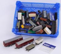 TRAINS: A box of assorted loose vintage 00 gauge railway trainset accessories and pieces etc to