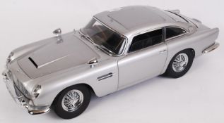 JAMES BOND 1:8 SCALE ASTON MARTIN;