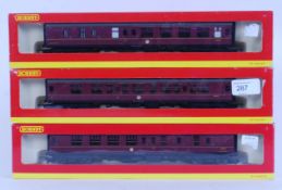 HORNBY: A collection of 3x ' as new ' Hornby railway trainset 00 gauge carriages - M34363,