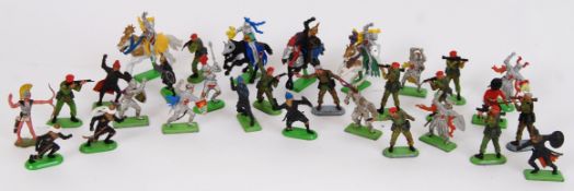 BRITAINS: A collection of 30x vintage Britains Deetail and Super Deetail plastic soldiers on metal