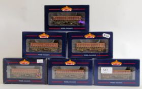 BACHMANN: A collection of 6x Bachmann 00 gauge railway trainset wagons - each appearing to be new /