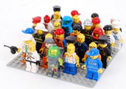 LEGO: A collection of 20x assorted Lego minifigures to include: vintage, Town, City, series, etc.