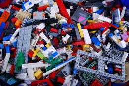 LEGO: A large crate of assorted loose Lego. Approx 7kg (crate included).