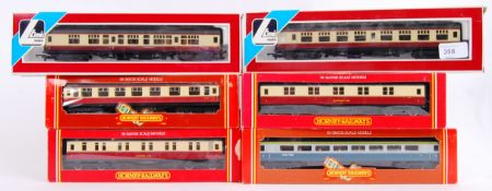 00 GAUGE: A collection of 6x 00 gauge railway trainset carriages. 2x Lima - 305311 and 305363.