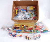 LEGO: A box of assorted loose vintage and later Lego. Approx 3-4kg in total.