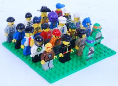 LEGO: A collection of 21x assorted Lego minifigs / minifigures to include Town, vintage,