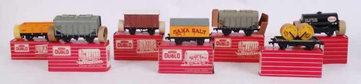 HORNBY DUBLO: A collection of 7x vintage Hornby Dublo 00 gauge railway trainset wagons - box