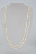 A vintage ladies pearl necklace silver c