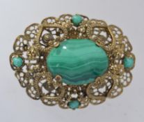 A vintage 3D yellow metal brooch with fi