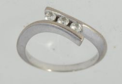 An 18 ct white gold cross over ring with