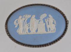 A vintage 925 silver oval brooch with a