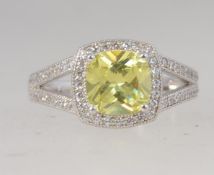 A 925 silver ring set with a central cit