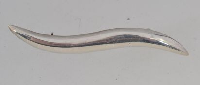A 925 silver modernist wave brooch. Meas