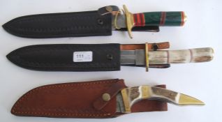 KNIVES: A collection of 3x 20th century Damascus bladed hunting knives - each with horn or faux