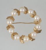 A vintage 9ct gold hallmarked wreath brooch pin set with pearls and stylized leaves with roller