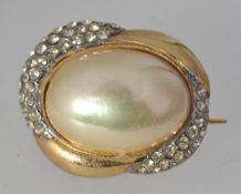 A vintage yellow metal brooch with centr