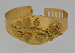 A vintage yellow metal cuff bracelet ban