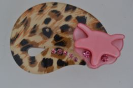 A vintage layerd lucite figural brooch i