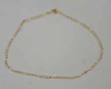 A 9ct gold flat link Figaro chain anklet with spring hoop clasp. Marked 375.