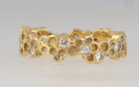 A hallmarked 18ct gold honeycomb diamond band ring set with approx 30pts of graduated diamonds in a