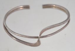 A 925 silver twin cuff bangle bracelet with wrap over twist decoration. Marked 925. Weight 11.8g.