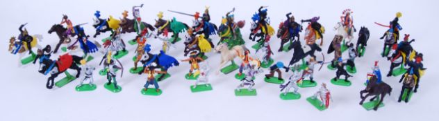 BRITAINS: A large collection of vintage Britains Deetail metal mounted plastic figures of Medieval