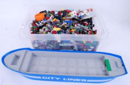 LEGO: A collection of approx 4kg of loose assorted Lego to include City, Superheroes,