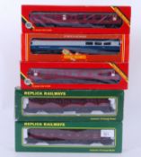 00 GAUGE: A collection of 5x boxed 00 gauge railway trainset carriages to include Hornby R936,