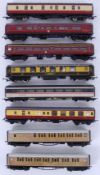 00 GAUGE: A collection of 8x assorted vintage 00 gauge railway trainset carriages,