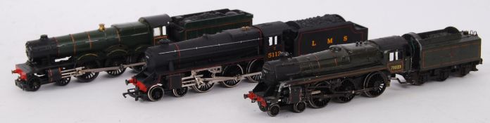 00 GAUGE: A collection of 3x vintage 00 gauge railway trainset locomotives, to include 6916,