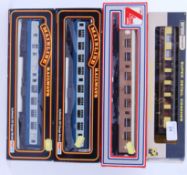 00 GAUGE: A collection of 4x 00 gauge boxed railway trainset carriages to include 2x Mainline