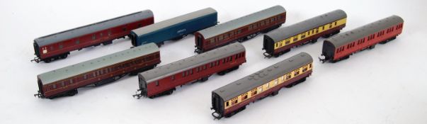 00 GAUGE: A collection of 8x assorted vintage 00 gauge railway trainset carriages,
