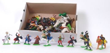 BRITAINS: A collection of vintage Britains Deetail solders / figures etc to include Robin Hood,