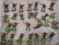 BRITAINS: A collection of 25x vintage Britains Deetail and Super Deetail mounted plastic and metal