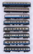 00 GAUGE: A collection of 8x assorted vintage 00 gauge railway trainset carriages,