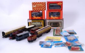 00 GAUGE: A collection of assorted 00 gauge railway trainset items to include 5x boxed Hornby and