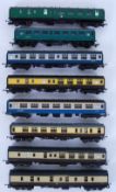 00 GAUGE: A collection of 8x assorted vintage 00 gauge railway trainset carriages,