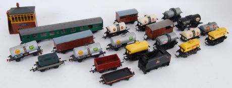 00 GAUGE: A collection of vintage 00 gauge railway trainset wagons,