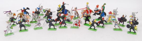 BRITAINS DEETAIL: A collection of 30x vintage Britains Deetail Knights.