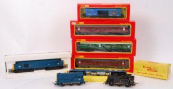 00 GAUGE: A collection of assorted vintage 00 gauge railway trainset items to include Triang Hornby