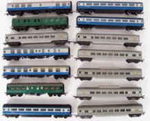 00 GAUGE: A collection of 14x vintage Hornby / Triang Railways 00 gauge railway trainset carriages.