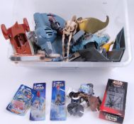 STAR WARS: A large collection of contemporary / 1990's issued Star Wars action figures,