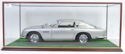JAMES BOND 1:8 SCALE ASTON MARTIN;