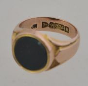 A Victorian hallmarked 9ct gold signet ring set with a large bloodstone.